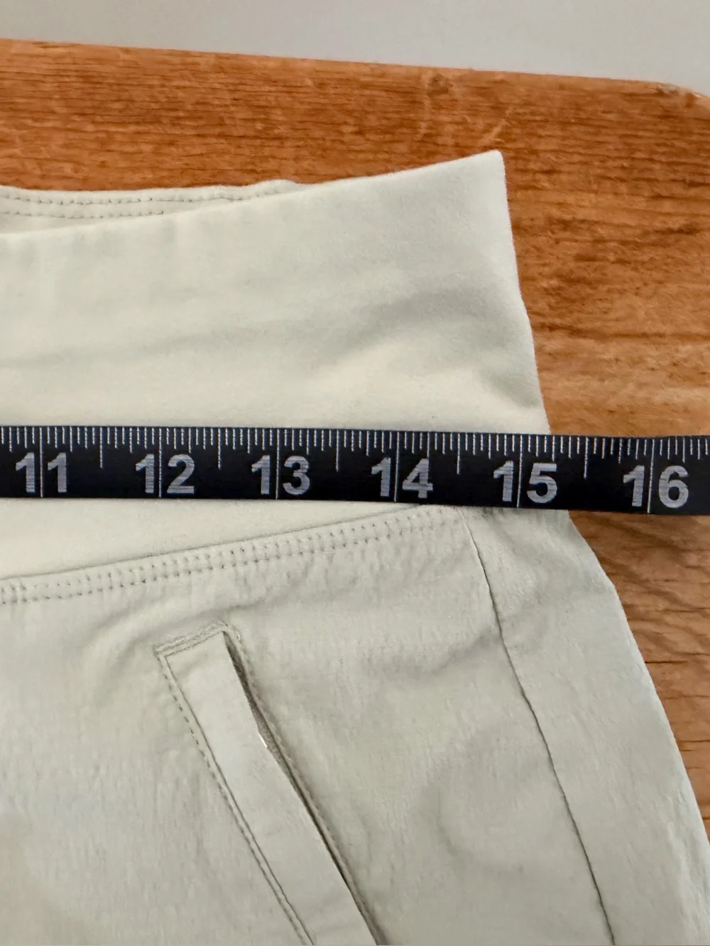 Athleta Trekkie North 3.5” Shorts Khaki Zip Pockets Pull On Granola Women’s 6